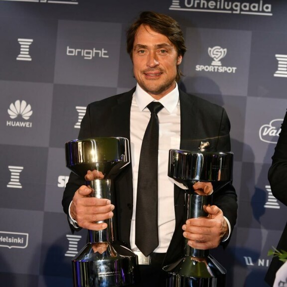 Raju rallikolarikolari ja vuosittaisia kesäbileitä! Näin 50 vuotta täyttävä kiekkolegenda Teemu Selänne on kohauttanut Seiskassa! Teemu Selänne