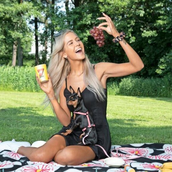 Nala-koira nauttii iltapäivän piknikistä. Hauva on varsinainen hurjapää, koska lähti kerran itseään isomman citykanin perään. Nala-koira nauttii iltapäivän piknikistä. Hauva on varsinainen hurjapää, koska lähti kerran itseään isomman citykanin perään.