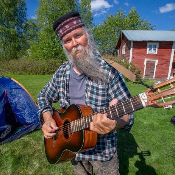 Antin lauluääntä ja -taitoa on verrattu Kari Tapioon. – Jokaiselle on annettu omat lahjansa. Minulla se on soittaminen ja laulaminen. Antin lauluääntä ja -taitoa on verrattu Kari Tapioon. – Jokaiselle on annettu omat lahjansa. Minulla se on soittaminen ja laulaminen.