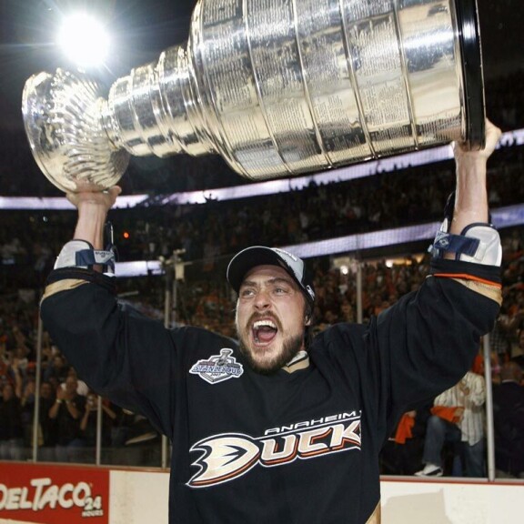 Raju rallikolarikolari ja vuosittaisia kesäbileitä! Näin 50 vuotta täyttävä kiekkolegenda Teemu Selänne on kohauttanut Seiskassa! Teemu Selänne