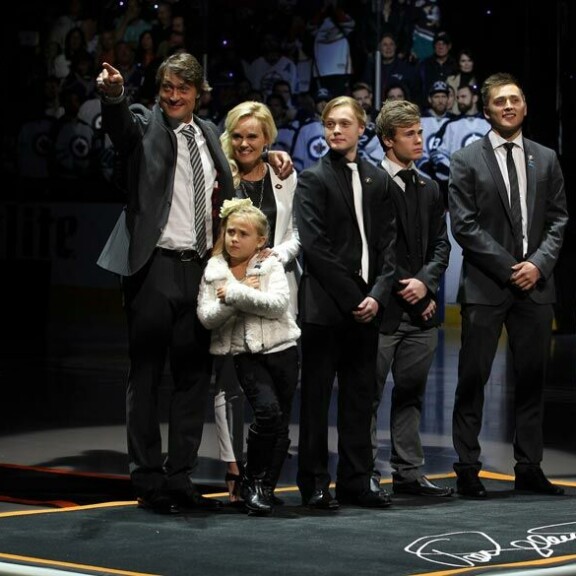 Ura päättyi vuonna 2014, ja tammikuussa 2015Teemu otti koko perheensä mukaan jäälle yleisöä tervehtimään, kun Mighty Ducks kunnioitti entistä pistegeneraattoriaan Teemu Tribute Night -tapahtumalla. Ura päättyi vuonna 2014, ja tammikuussa 2015Teemu otti koko perheensä mukaan jäälle yleisöä tervehtimään, kun Mighty Ducks kunnioitti entistä pistegeneraattoriaan Teemu Tribute Night -tapahtumalla.