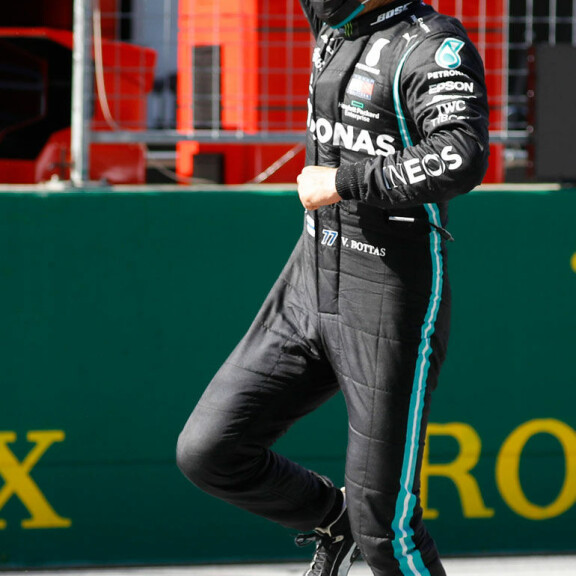 Valtterin voitonriemuista hyppelyä sunnuntaina. Valtteri juhlii