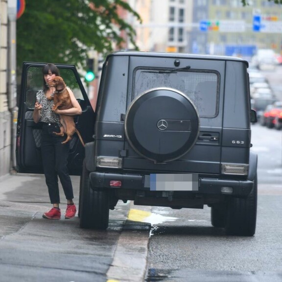 Perillä Maria nousi autosta koiran ja lapsien kanssa. Pieni kertaus liikennesäännöistä ei olisi lainkaan pahitteeksi. Perillä Maria nousi autosta koiran ja lapsien kanssa. Pieni kertaus liikennesäännöistä ei olisi lainkaan pahitteeksi.
