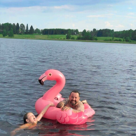 Esko on espanjankielisessä koulussa opiskelevalle Victoria-tyttärelleen 'papi'. Esko on espanjankielisessä koulussa opiskelevalle Victoria-tyttärelleen 'papi'.