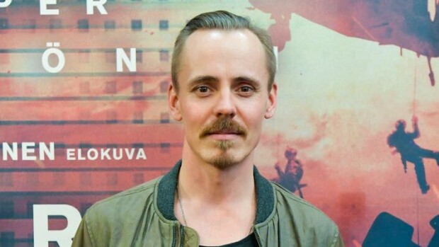 Menestysrooliin pikkurahalla, suhde kansainväliseen kohukaunottareen – 40 vuotta täyttävä Jasper Pääkkönen kulki pitkän tien saippuasarjasta Hollywood-tuotantoihin! Jasper Pääkkönen