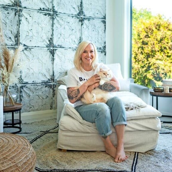 Jutta kertoo remontoivansa myös lapsuudenmaisemissaan Virroilla sijaitsevaa mökkiä. – Edesmennyt äitini antoi saarimökin jo eläessään lahjaksi Max-pojalleni. Sitä yritettiin myydä tuloksetta, ja nyt päätimme laittaa sen porukalla kuntoon. Jutta kertoo remontoivansa myös lapsuudenmaisemissaan Virroilla sijaitsevaa mökkiä. – Edesmennyt äitini antoi saarimökin jo eläessään lahjaksi Max-pojalleni. Sitä yritettiin myydä tuloksetta, ja nyt päätimme laittaa sen porukalla kuntoon.