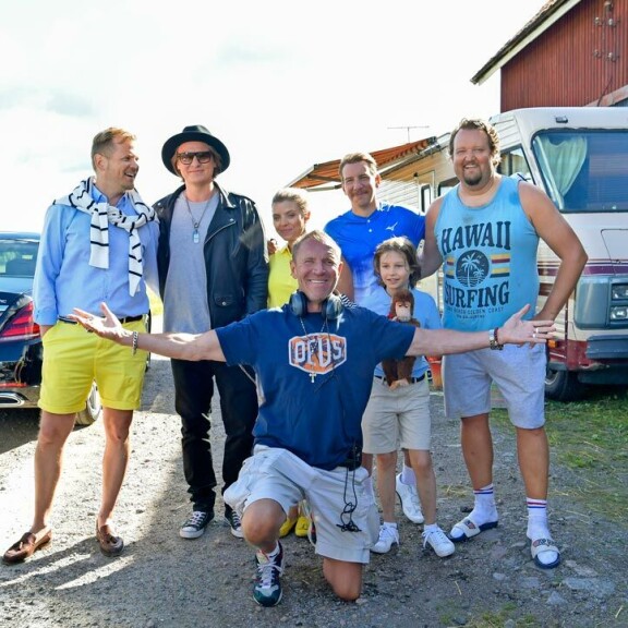 Sami kuvaa parhaillaan Luokkakokous 3 -elokuvaa. Leffan ohjaajaksi on kiinnitetty tällä kertaa peräti Renny Harlin. Sami kuvaa parhaillaan Luokkakokous 3 -elokuvaa. Leffan ohjaajaksi on kiinnitetty tällä kertaa peräti Renny Harlin.