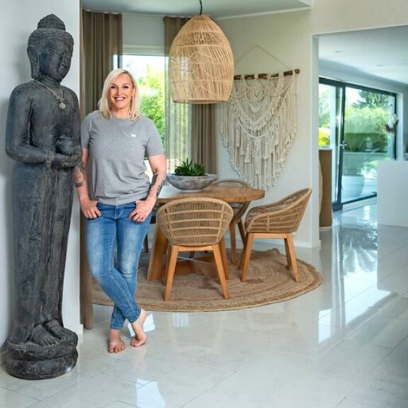 Sisustuksessa on paljon kaakkoisaasialaisia vaikutteita. Sisustuksessa on paljon kaakkoisaasialaisia vaikutteita.