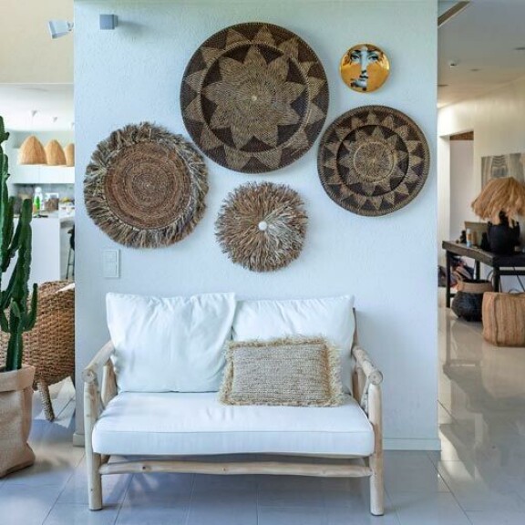 – Olemme käyttäneen sisustuksessamme luonnon elementtejä, kuten heinää ja kaislaa, Jutta kertoo. – Olemme käyttäneen sisustuksessamme luonnon elementtejä, kuten heinää ja kaislaa, Jutta kertoo.