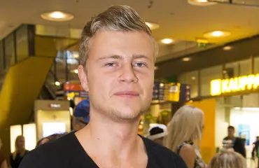 Pokeritähti Jens Kyllönen julkaisi valmistujaiskuvan itsestään maisterin asussa: "Kävi mielessä, että miksi helvetissä mä tätä teen" - kuva!