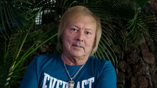 Kohukaksikko vesillä! Danny, 77, veneili 19-vuotiaan ylioppilasblondin kanssa – kuva! Danny