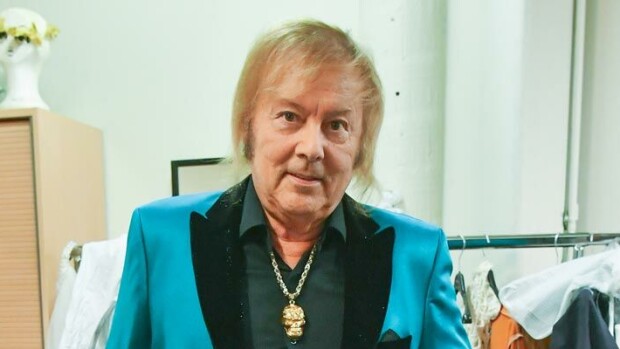 Danny, 77, ja ylioppilastyttö herättivät huomiota kaupungilla – ”Laski katseensa välittömästi!” Danny