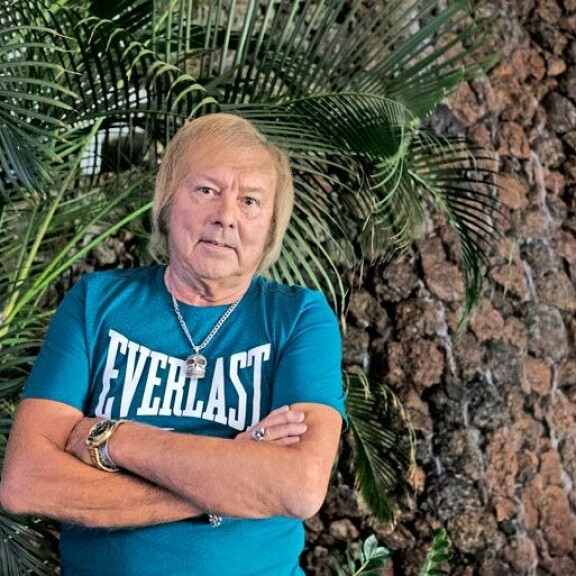 Dannyn rinnalla on koko kesän ajan kulkenut vaalea nuori neito. Dannyn rinnalla on koko kesän ajan kulkenut vaalea nuori neito.