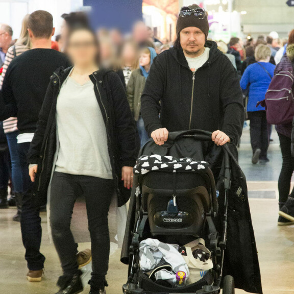 Happoradion laulaja Aki Tykki perheineen Matkamessuilla vuonna 2017. Kuva Atte Kajova. 20170121 Helsinki. Happoradion laulaja Matkamessuilla. Kuvassa Happoradion laulaja Aki Tykki perheineen. Seiska / Atte Kajova.