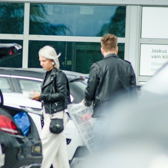 Veronica ja Juhani shoppailivat suhdettaan peittelemättä Turun Ikeassa. Veronica ja Juhani shoppailivat suhdettaan peittelemättä Turun Ikeassa.