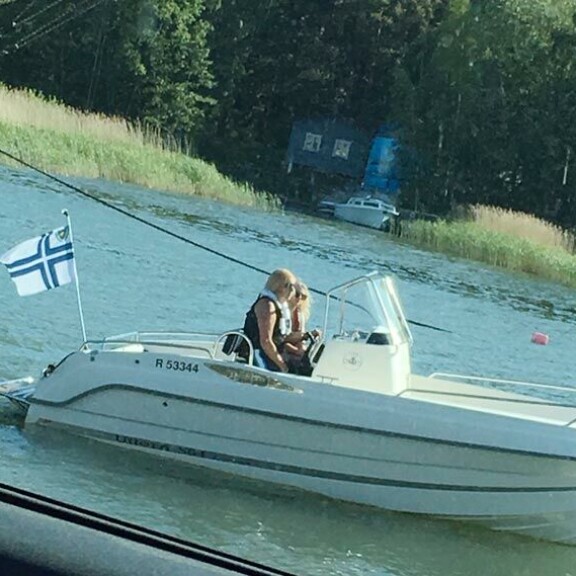 Seiskan lukija bongasi Dannyn ja nuoren ylioppilaan veneilemästä kesäkuun alussa Poroholman leirintäalueen edustalta. Seiskan lukija bongasi Dannyn ja nuoren ylioppilaan veneilemästä kesäkuun alussa Poroholman leirintäalueen edustalta.