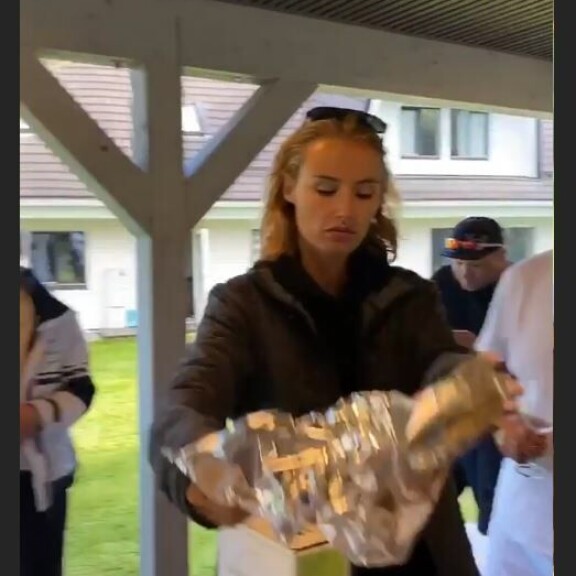 Beata pyöri valkoviinin lähettyvillä.;Kuvakaappaus Stefan Thermanin Instagram-videotarinasta. Stefan Thermanin MyStory kuvakaappaus Instagramista.5