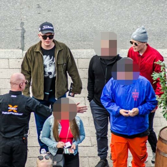 Tubetähdet suuntasivat keikka-alueelle hyvissä ajoin, mutta matkaan tuli pieni hidaste. Tubetähdet suuntasivat keikka-alueelle hyvissä ajoin, mutta matkaan tuli pieni hidaste.