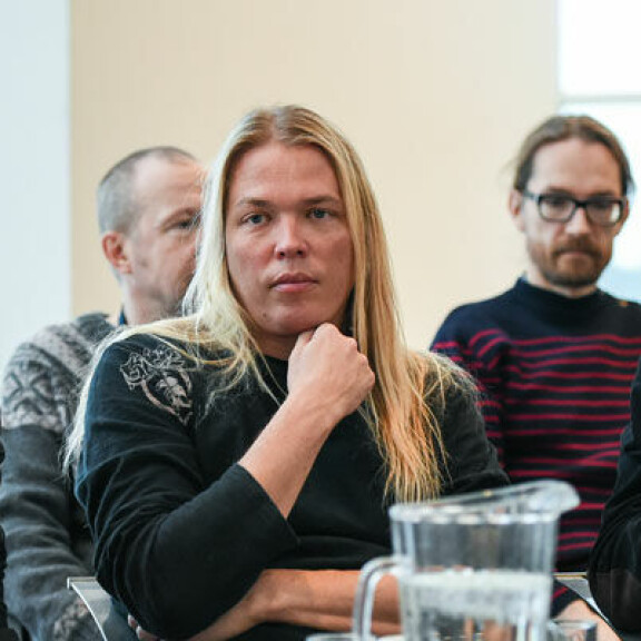 Jaakko Kuusisto (oik.) puhumassa Apocalyptica-yhtyeen Eicca Toppisen ja;Perttu Kivilaakson säveltämän Indigo-oopperan lehdistötilaisuudessa Helsingissä vuonna 2016. 20160111, Helsinki. Apocaliptica yhtyeen Perttu Kivilaakson ja Eicca Toppisen säveltämän Indigo oopperan lehdistötilaisuus Kansallisoopperassa Helsingissä. Kuvassa Perttu Kivilaakso, Eicca Toppinen ja Jaakko Kuusisto. Jarno Kuusinen /