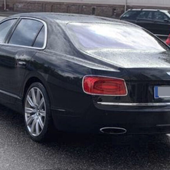 Jetin kiesi on vuoden 2014 käsintehty Bentley Flying Spur W12. Jetin kiesi on vuoden 2014 käsintehty Bentley Flying Spur W12.