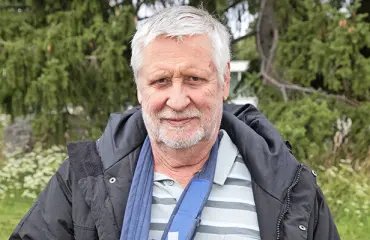 Näyttelijä Kari Väänänen käsi paketissa: ”Sonni oli syödä minut!”