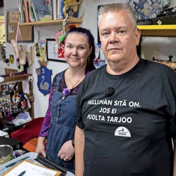 Nämäkin tunnetut suomalaiset ovat päätyneet nettihuijauksien ”mainoskasvoiksi” – Juha Tapion kohdalla kyseessä oli harvinaisen röyhkeä yritys: Yksi uhri oli menettää 10 000 euroa! Aki