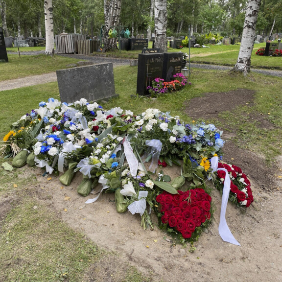 Tässä on Jope Ruonansuun viimeinen leposija: kukkameri täytti hautapaikan – katso kuva! Jopen hauta