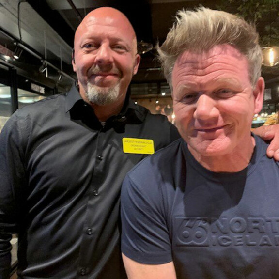 Oulun Teerenpelin portsari Jussi, 45, päätti ikuistaa kuuluisan asiakkaan samaan selfieen.;– Gordonilla ei ollut mitään sitä vastaan, hän oli oikein hyvällä tuulella! Gordon Ramsay