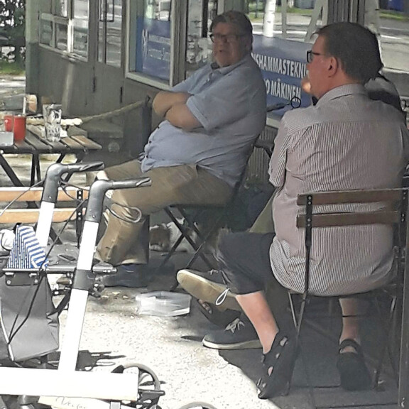 Viikon Kääk-juorut: Timo Soini istahti päiväkaljalle, Kalle Palander osti kärryn täyteen bisseä - kuvat! soini