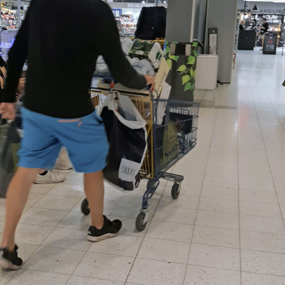 Viikon Kääk-juorut: Timo Soini istahti päiväkaljalle, Kalle Palander osti kärryn täyteen bisseä - kuvat! Kalle Palander