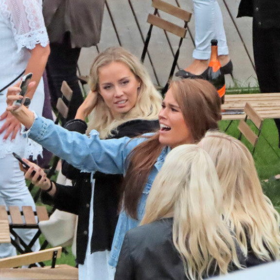 Katso kuvat! Sara Sieppi ja kaunottaret kiitivät Helsingin yössä: Viiniä ja Kaija Koon keikka! Sara Sieppi