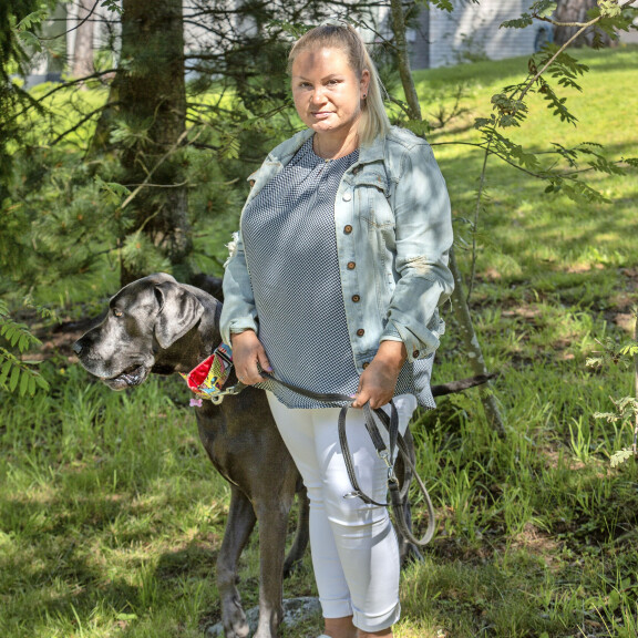 Kolmekymppinen Anne kärsii harvinaisesta autoimmuunisairaudesta – uratoiveet kariutuivat kymmenen vuotta sitten halvauskohtaukseen: En voinut jatkaa opintoja tai haaveilla lentoemännän työstä Anne