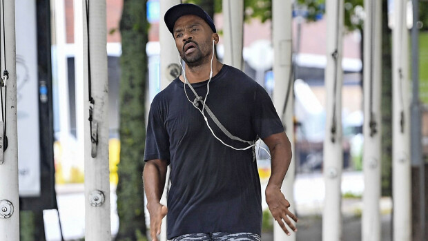 Pahasti velkaantunut ex-kansanedustaja Jani Toivola tuulettuu hikilenkeillä - kuvat! Jani Toivola