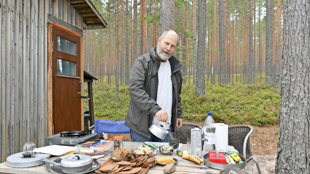 Mestariohjaaja Markku Pölönen nauttii elosta piskuisessa mökissä: Naiset vievät mielenrauhan! Markku Pölönen