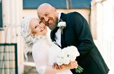 Vau, mikä häävideo! Tätä et ole nähnyt missikeisarinna Sunneva Sjögrénin häistä: ihanat juhlat täynnä missikaunottaria - videolla vinkki seuraavasta morsiamesta!