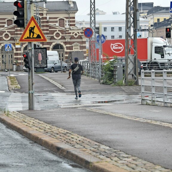 Pahasti velkaantunut ex-kansanedustaja Jani Toivola tuulettuu hikilenkeillä - kuvat! Jani Toivola