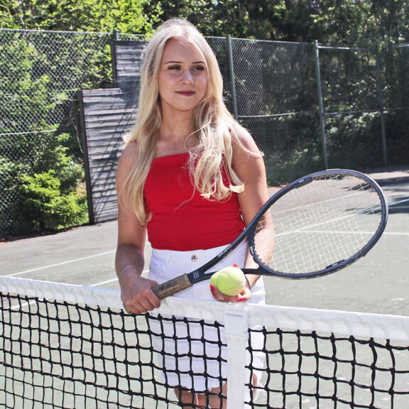 Kiltti Helmi, 19, suostui poseeraamaan Dannyn, 77, vanhalle ystävälle myös tennisvermeissä. Kiltti Helmi suostui poseeraamaan Dannyn vanhalle ystävälle myös tennisvermeissä.