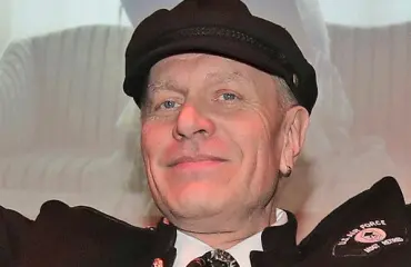 Kenen julkkiksen alkuperäinen nimi on Jari Heinonen? Missä sijaitsee Tauski Bar? Testaa tietosi julkkiksista!  