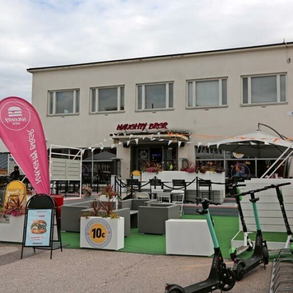 Naughty BRGR -ketjun uusin ravintola avattiin toukokuussa Helsingin Vallilaan. Ravintolan edustalla komeilee 60-paikkainen terassi. Naughty BRGR -ketjun uusin ravintola avattiin toukokuussa Helsingin Vallilaan. Ravintolan edustalla komeilee 60-paikkainen terassi.