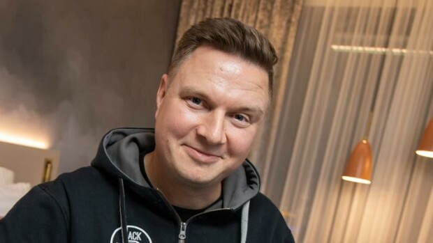 Tangokuningas Jukka Hallikainen kärsi vuosia vakavasta sairaudesta – lauluäänen reistailu vei lääkärille! JUkka Hallikainen