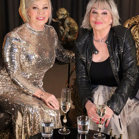 Tiina Jylhä kuvaa omaa talk show’ta: ”Piinaan julkkiksia” tiina