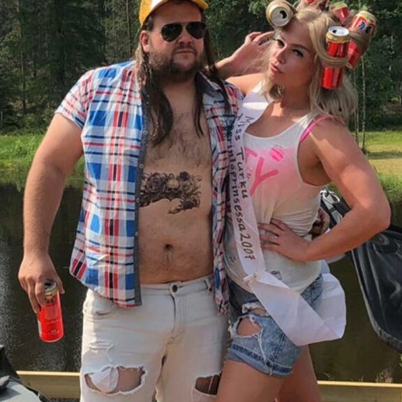 Marian ja Kallen rutiineihin kuuluu myös pelleily. Tässä parin juhannus-look viime kesältä. Marian ja Kallen rutiineihin kuuluu myös pelleily. Tässä parin juhannus-look viime kesältä.