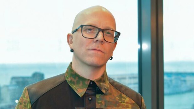 Muusikko Toni Wirtanen nauttii isyyden tuomista mahdollisuuksista: ”Ei varmasti ole kasvattajaliiton suosittelemaa!” Toni Wirtanen