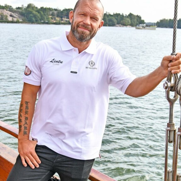 Jerestä on tekeillä ensi vuonna ensi-iltansa saava dokumenttielokuva. Se kertoo kiekkosankarin värikkäästä historiasta. Jerestä on tekeillä ensi vuonna ensi-iltansa saava dokumenttielokuva. Se kertoo kiekkosankarin värikkäästä historiasta.