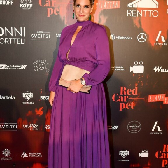 Vuosikymmenen Suomessa asunut Lili Ermezei ei kaipaa kotimaahansa Unkariin. – Työskentelen täällä, nautin asua täällä ja perheemme on täällä. Tällä hetkellä olemme onnellisia Suomessa, hän paaluttaa. Vuosikymmenen Suomessa asunut Lili Ermezei ei kaipaa kotimaahansa Unkariin. – Työskentelen täällä, nautin asua täällä ja perheemme on täällä. Tällä hetkellä olemme onnellisia Suomessa, hän paaluttaa.