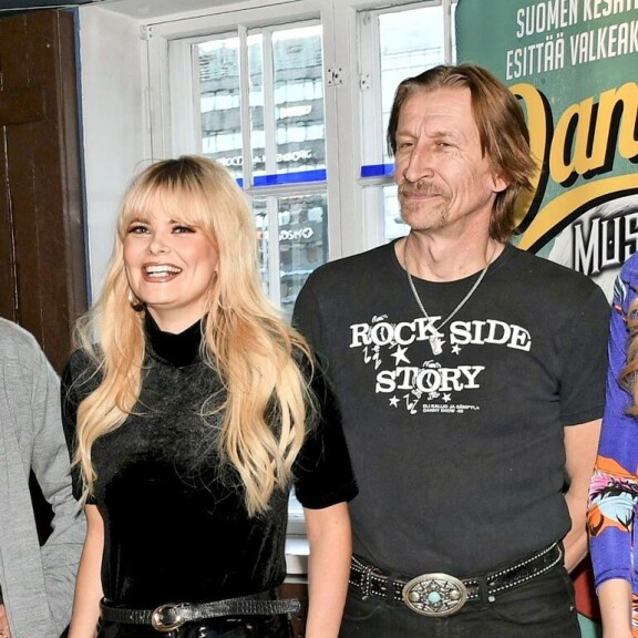 Erika ja Ilkka esiintyivät nauravaisina rinta rinnan Danny-musikaalin tiedotustilaisuudessa syksyllä 2018. Erika ja Ilkka esiintyivät nauravaisina rinta rinnan Danny-musikaalin tiedotustilaisuudessa syksyllä 2018.