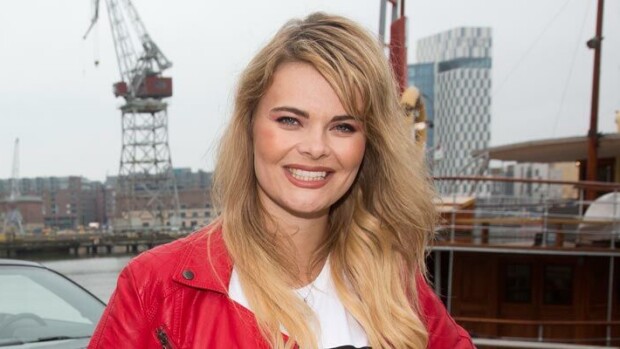 Haukotteli antaumuksella! Erika Vikmanilla vauhdikas maihinnousu Tallinnaan – paljonkertovat paparazzikuvat! Erika VIkman