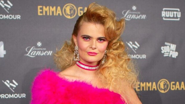 Kohukaunotar ei jäänyt huomaamatta! Erika Vikman karisti kotimaan pölyt näyttävästi – kuvat Seiskassa! Erika VIkman