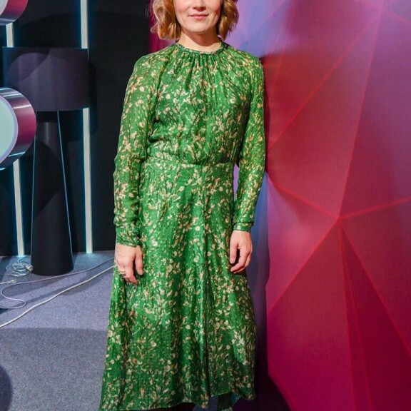 Elena tähdittää televisiossa yhä pyörivää Onnela-sarjaa. Elena tähdittää televisiossa yhä pyörivää Onnela-sarjaa.