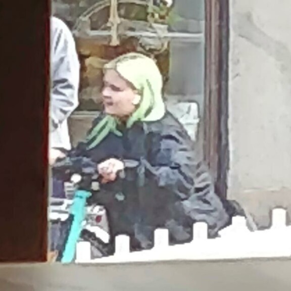 Alma huristeli sähköpotkulaudalla. Alma huristeli sähköpotkulaudalla.